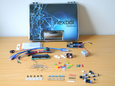 foto noticia Aldir distribuye los kits educativos de Flexbot.